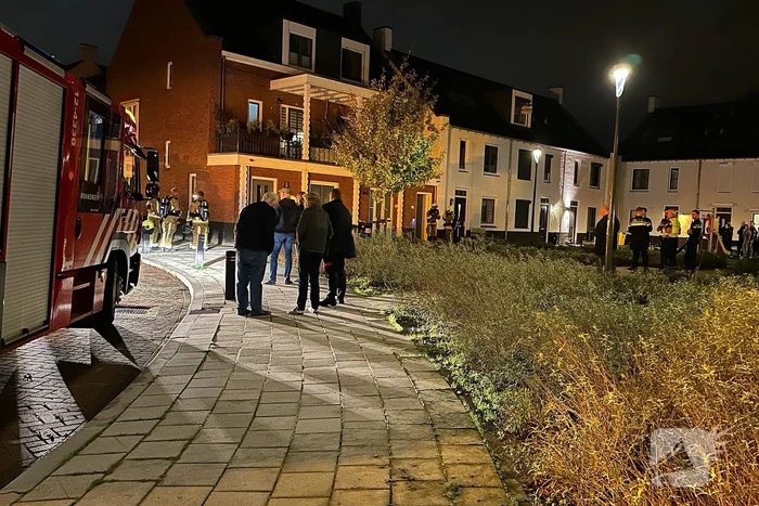Brandweer blust brand op zolder