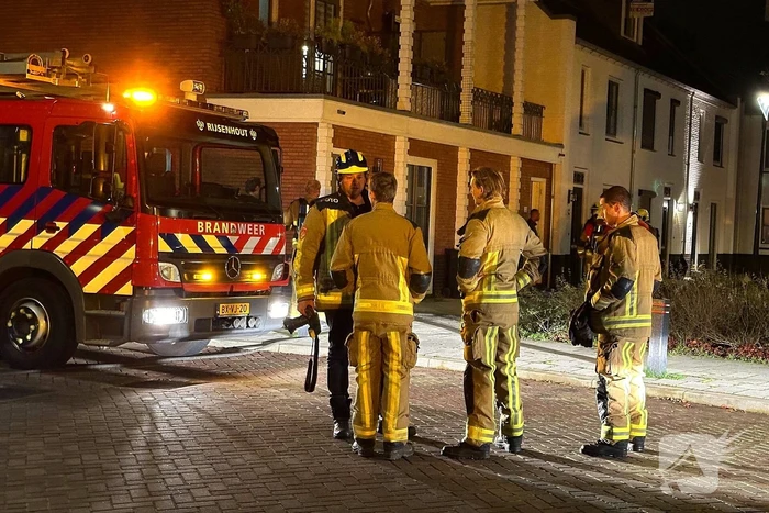Brandweer blust brand op zolder