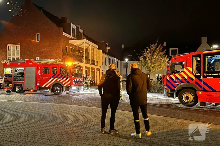 Brandweer blust brand op zolder