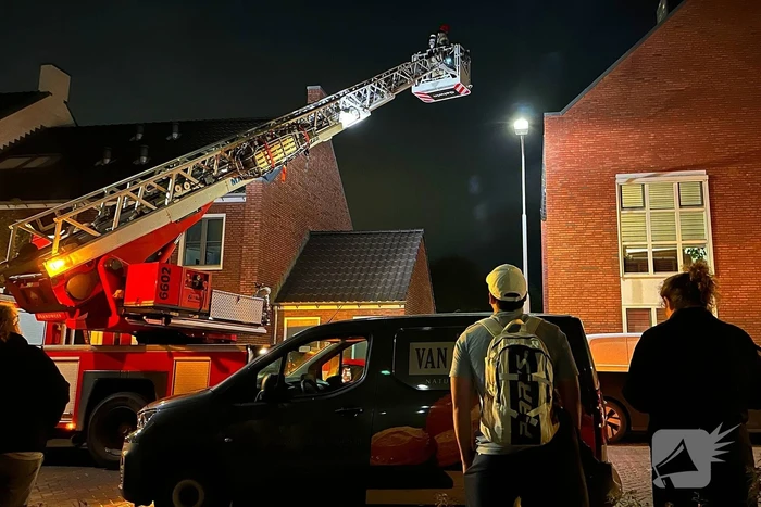 Brandweer blust brand op zolder