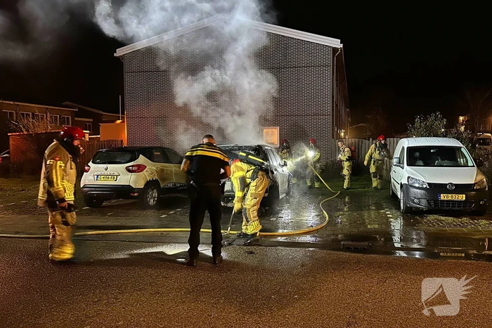 Auto volledig uitgebrand naast woning