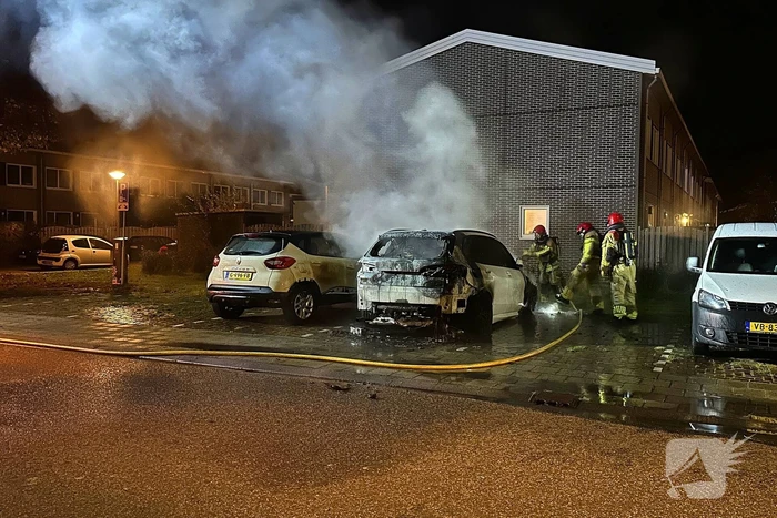 Auto volledig uitgebrand naast woning
