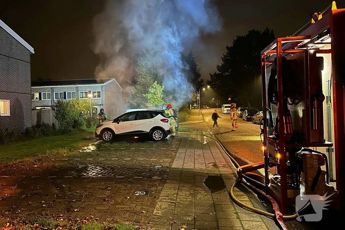 Auto volledig uitgebrand naast woning