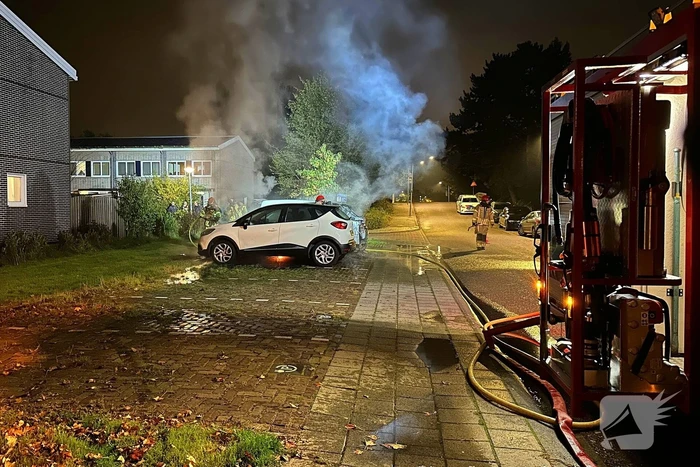 Auto volledig uitgebrand naast woning