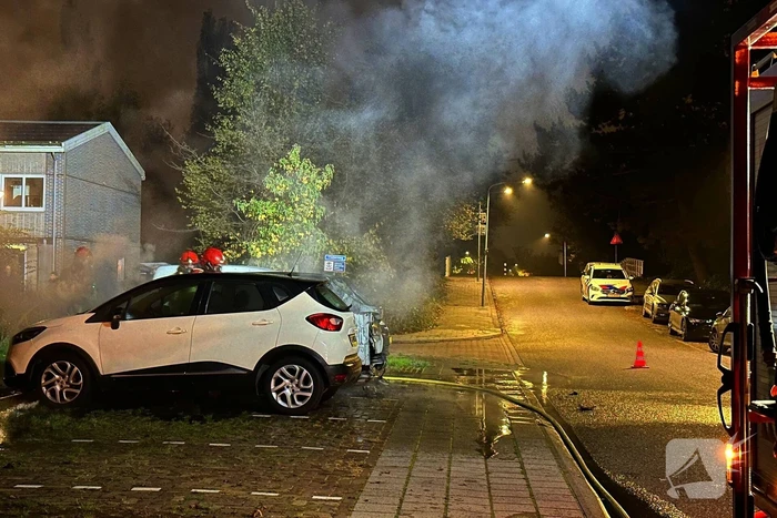 Auto volledig uitgebrand naast woning