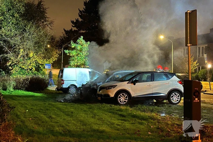Auto volledig uitgebrand naast woning