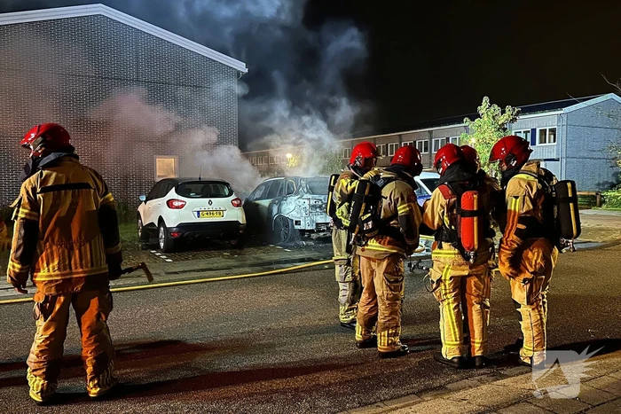 Auto volledig uitgebrand naast woning
