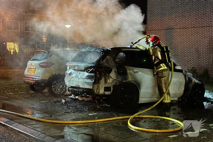 Auto volledig uitgebrand naast woning