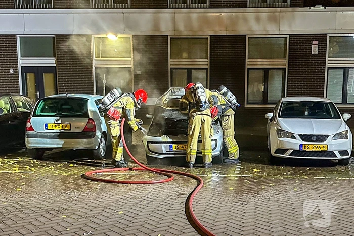 Auto vliegt in brand in nachtelijke uren