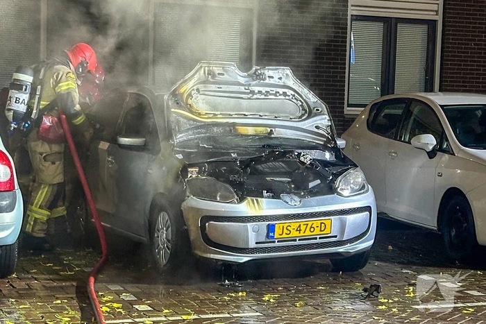 Auto vliegt in brand in nachtelijke uren