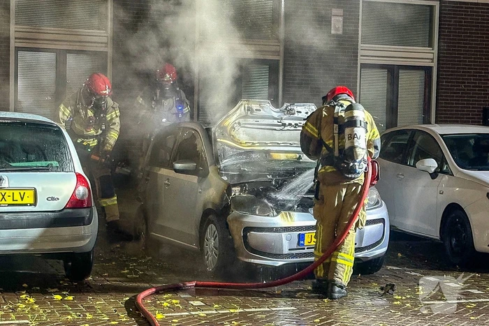 Auto vliegt in brand in nachtelijke uren