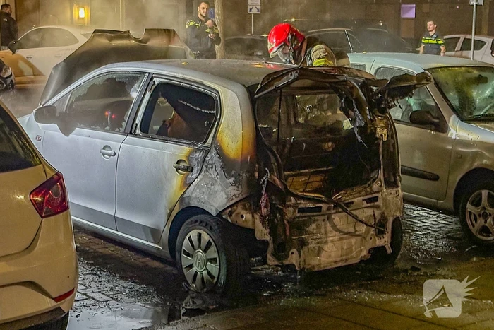 Auto vliegt in brand in nachtelijke uren