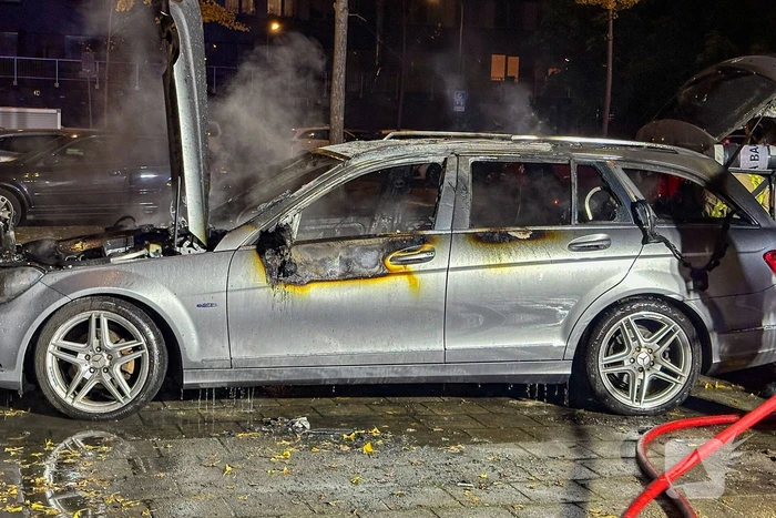 Opnieuw gaat auto in vlammen op