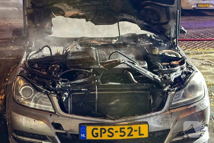 Opnieuw gaat auto in vlammen op