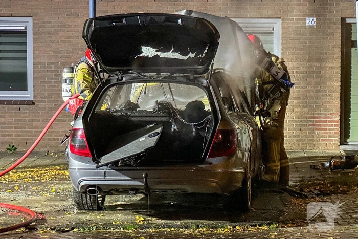 Opnieuw gaat auto in vlammen op