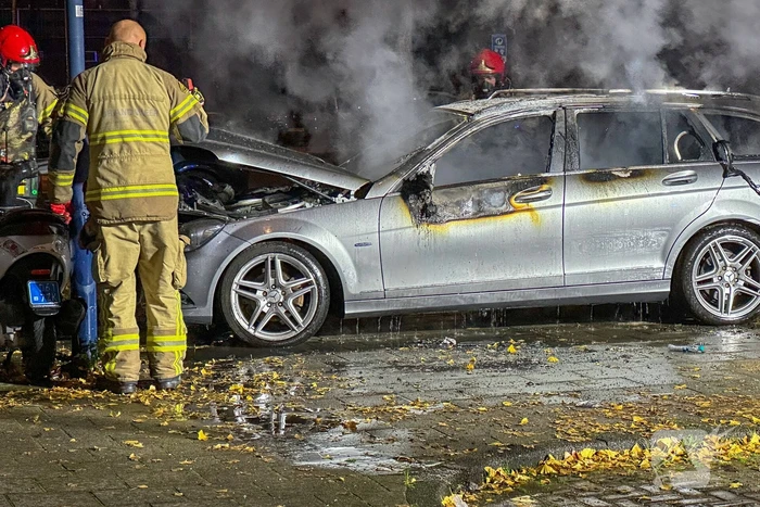 Opnieuw gaat auto in vlammen op