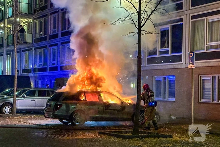 Opnieuw gaat auto in vlammen op