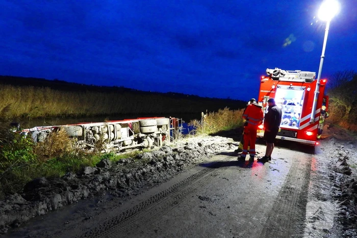 Vrachtwagen op zijn kant in de sloot