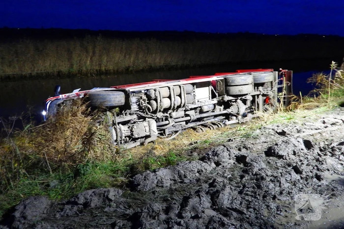 Vrachtwagen op zijn kant in de sloot
