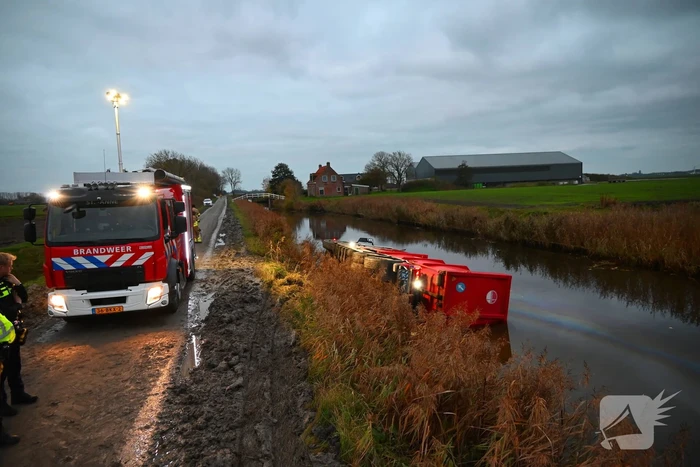 Vrachtwagen op zijn kant in de sloot
