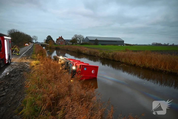 Vrachtwagen op zijn kant in de sloot