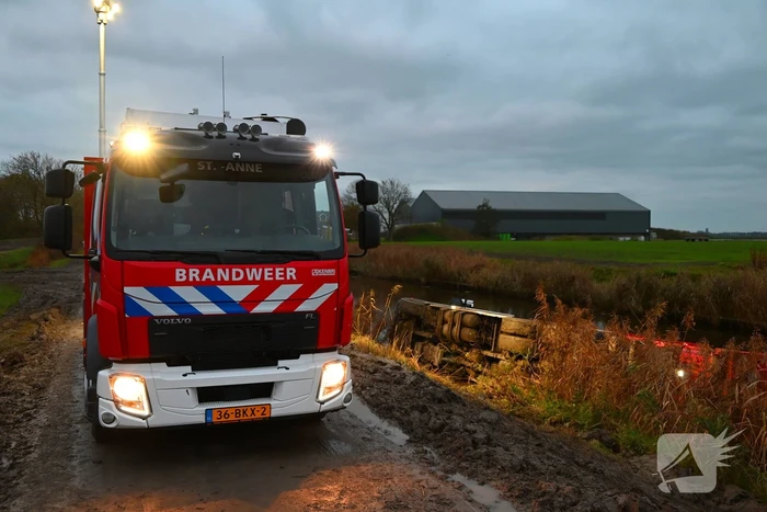 Vrachtwagen op zijn kant in de sloot