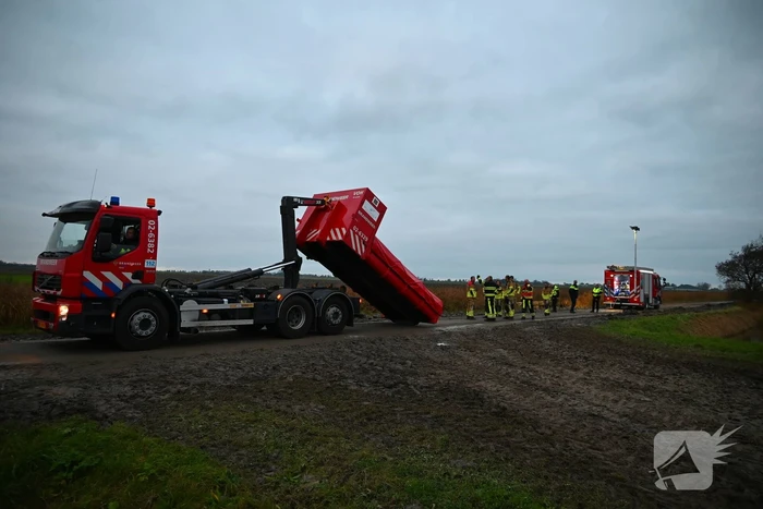 Vrachtwagen op zijn kant in de sloot