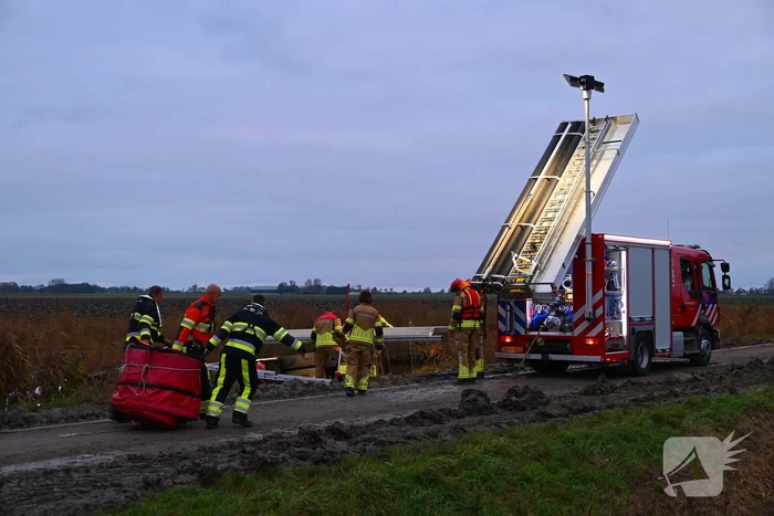 Vrachtwagen op zijn kant in de sloot