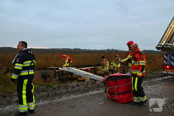 Vrachtwagen op zijn kant in de sloot