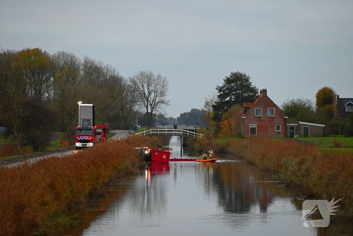 Vrachtwagen op zijn kant in de sloot