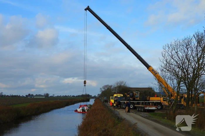 Vrachtwagen op zijn kant in de sloot