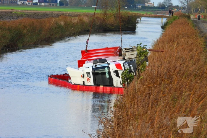 Vrachtwagen op zijn kant in de sloot