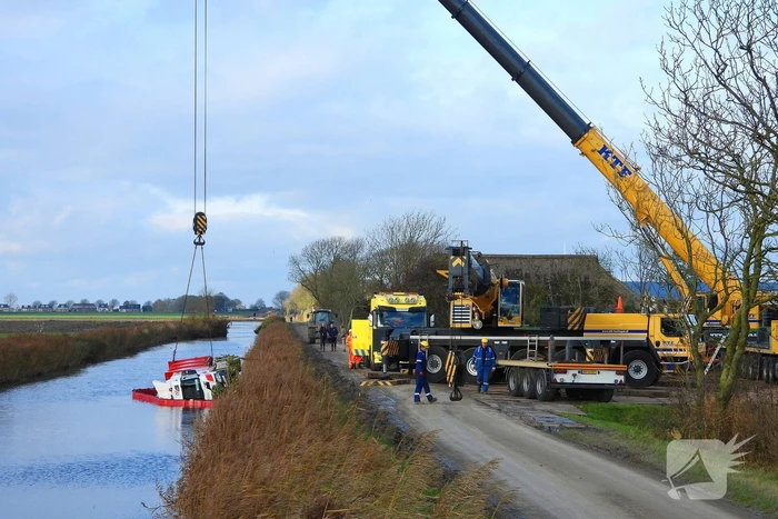 Vrachtwagen op zijn kant in de sloot