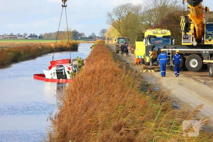Vrachtwagen op zijn kant in de sloot