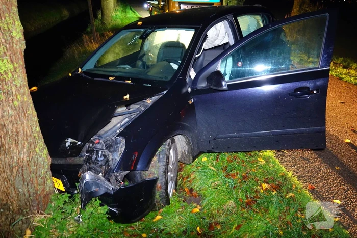 Auto zwaar beschadigd na botsing tegen boom