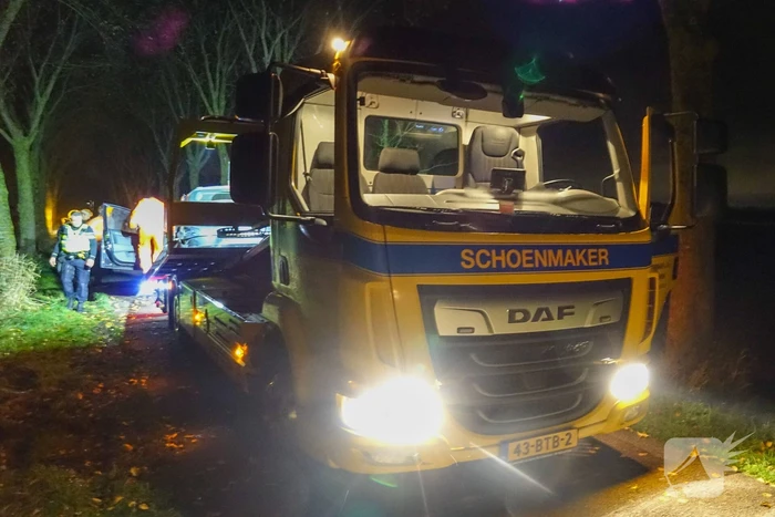 Auto zwaar beschadigd na botsing tegen boom