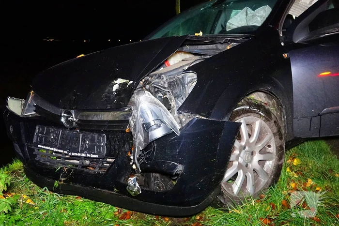 Auto zwaar beschadigd na botsing tegen boom