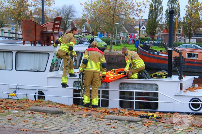 Brandweer hijst persoon uit boot