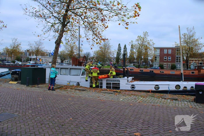 Brandweer hijst persoon uit boot