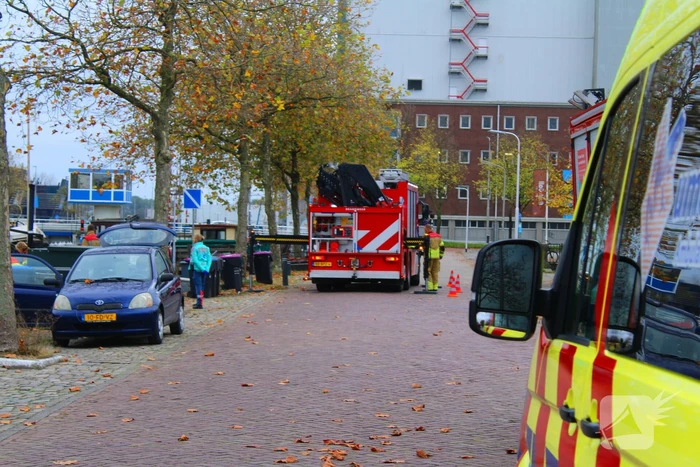 Brandweer hijst persoon uit boot