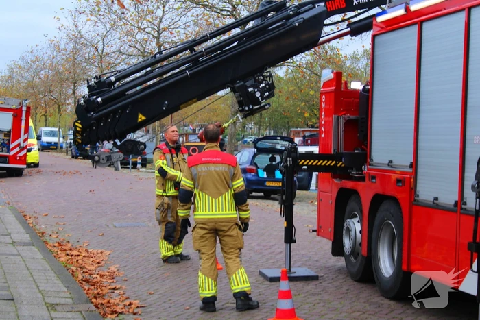 Brandweer hijst persoon uit boot