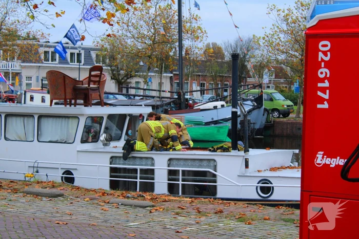 Brandweer hijst persoon uit boot
