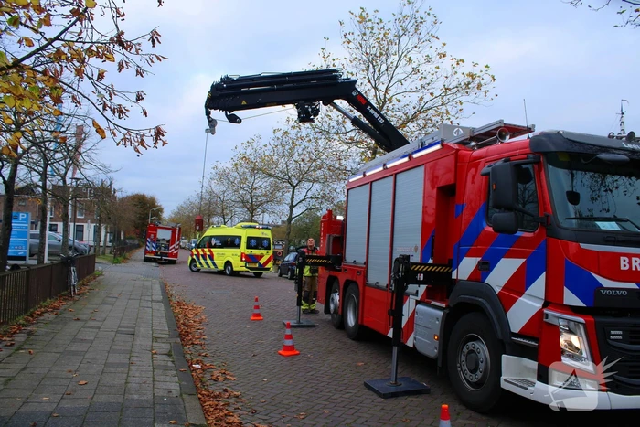 Brandweer hijst persoon uit boot