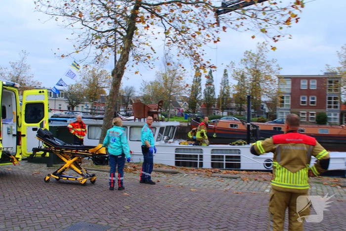 Brandweer hijst persoon uit boot