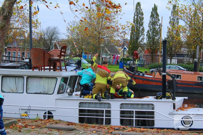 Brandweer hijst persoon uit boot