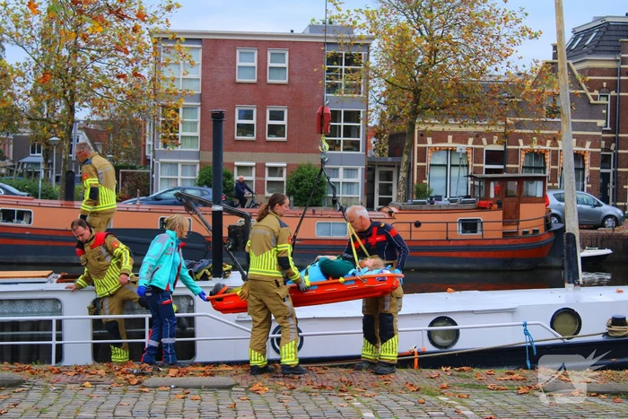 Brandweer hijst persoon uit boot