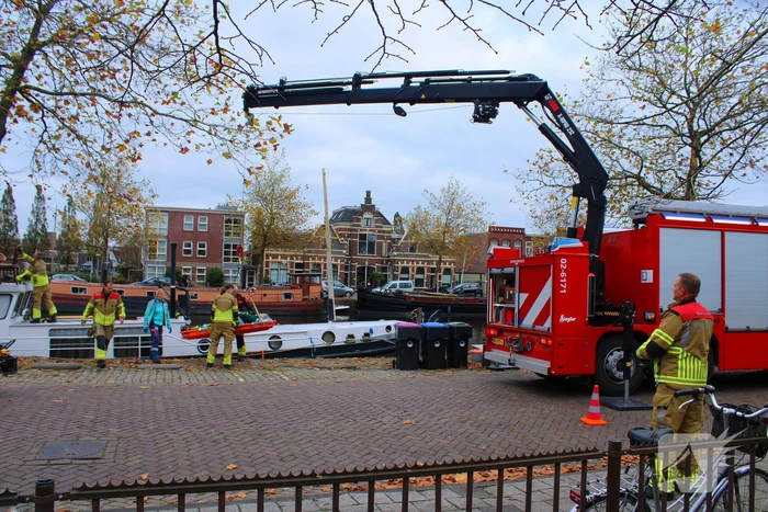 Brandweer hijst persoon uit boot