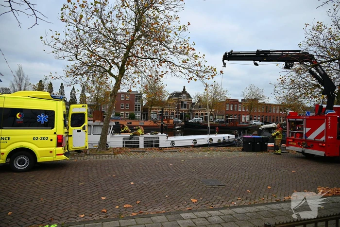 Brandweer hijst persoon uit boot