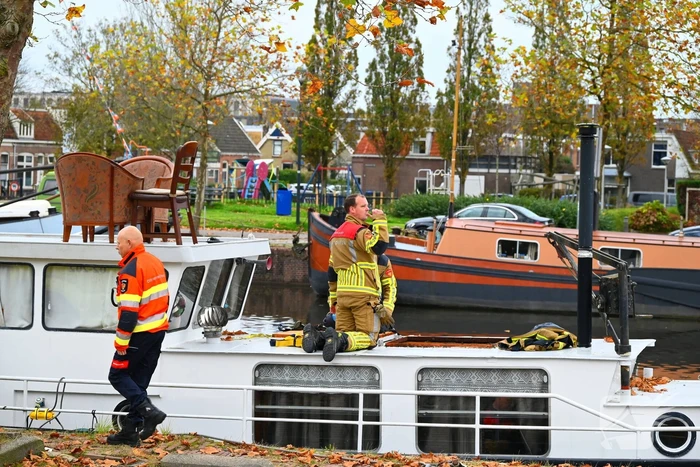 Brandweer hijst persoon uit boot