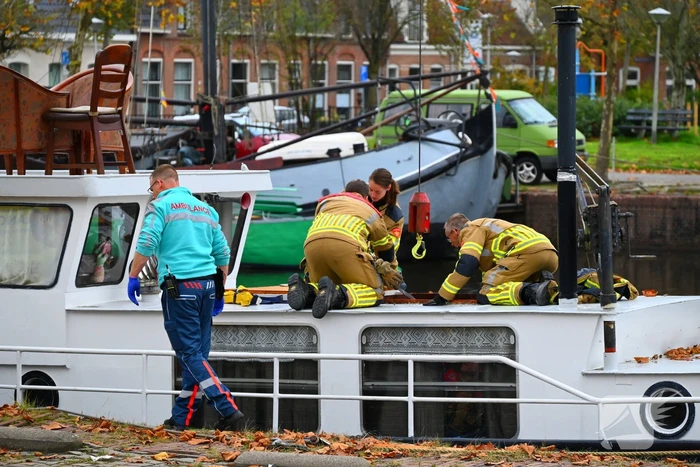 Brandweer hijst persoon uit boot